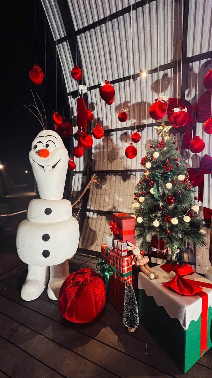 Mô hình người tuyết Olaf đáng yêu mang đến niềm vui cho các em nhỏ trong mùa Noel tại DSDStay