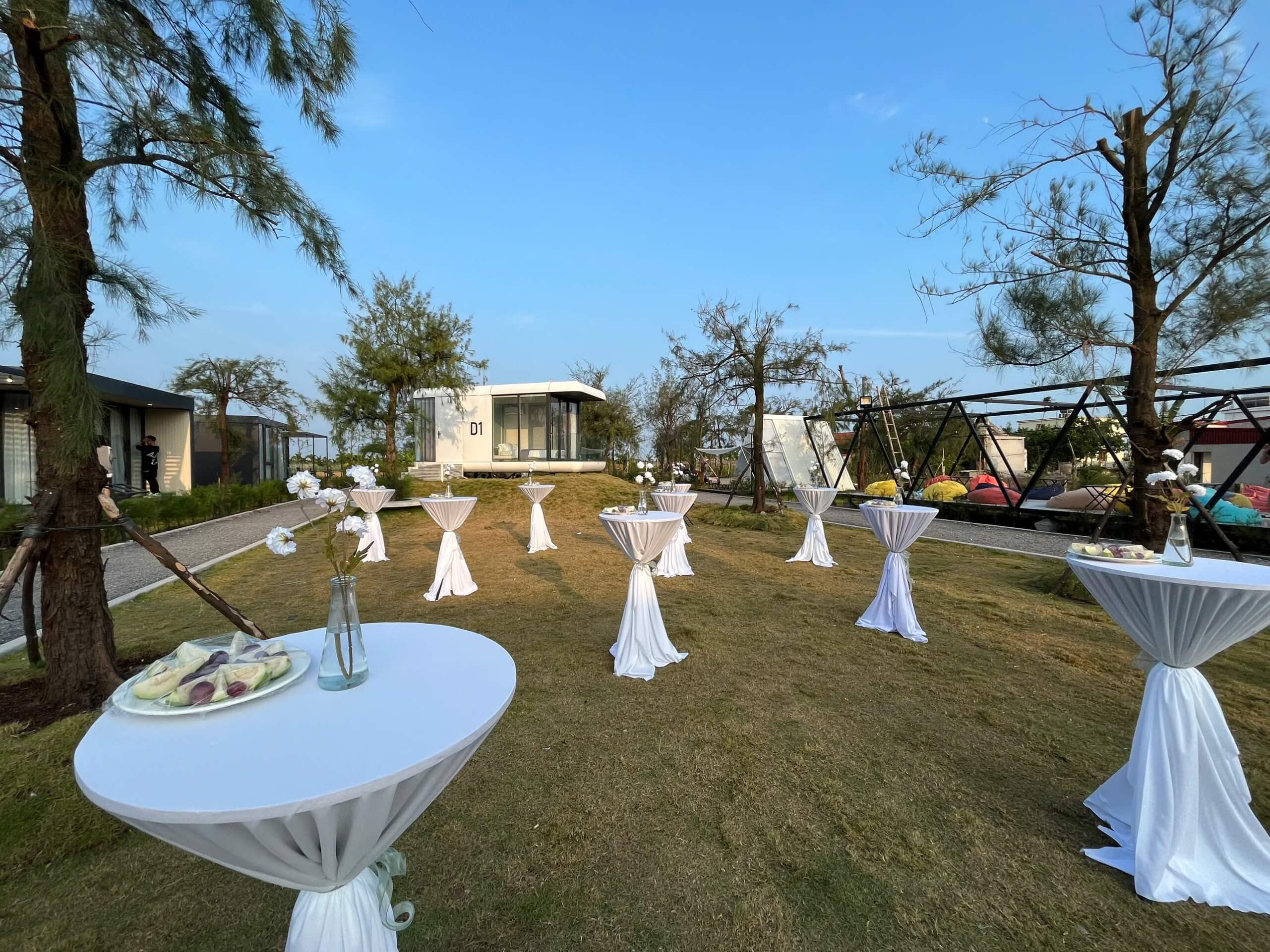 Khu vực bàn cocktail đứng với rượu vang tại sự kiện khai trương DSDStay